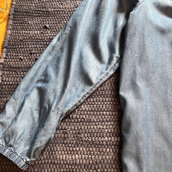 J.Jill Denim Chambray Peasant Shirt. Large - Picture 6 of 11